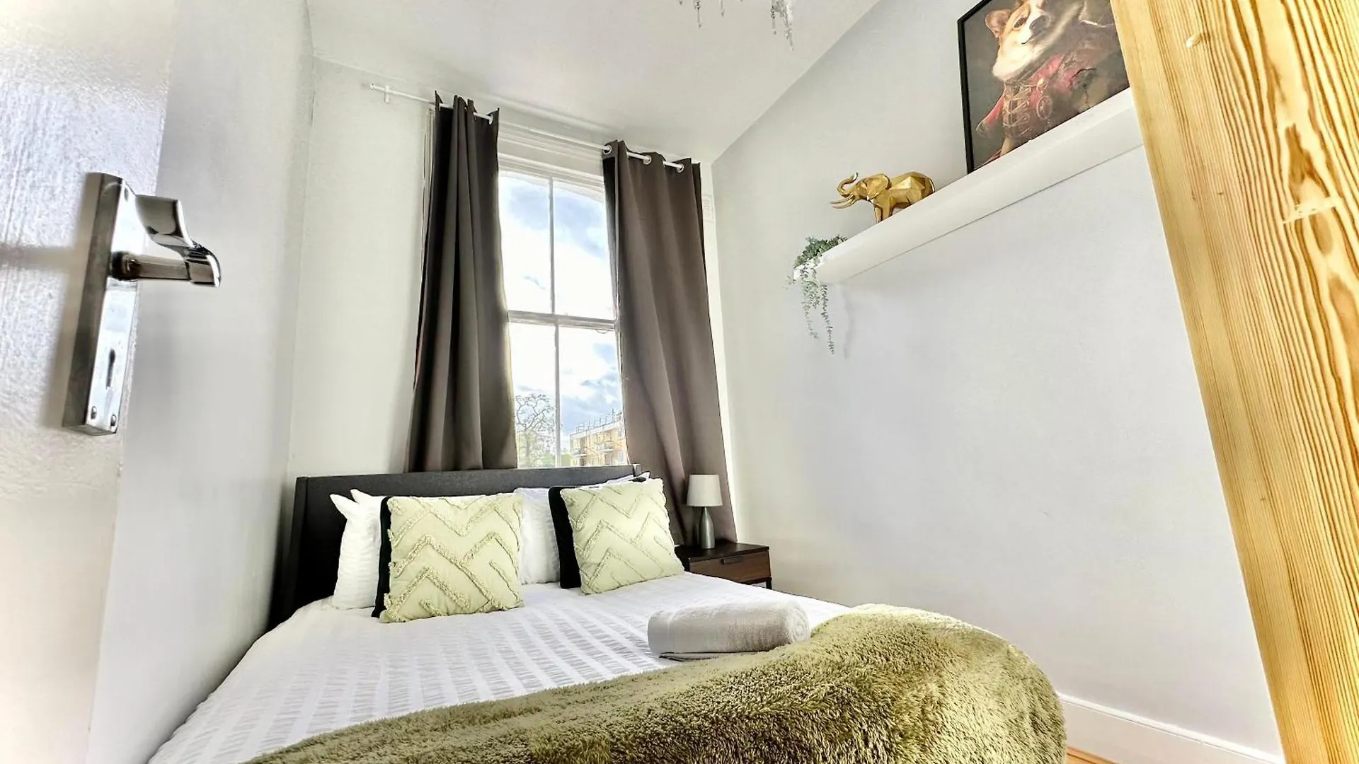 Enticing 2 Bedroom Flat With Mini-Garden In Hackney, Lower Clapton London