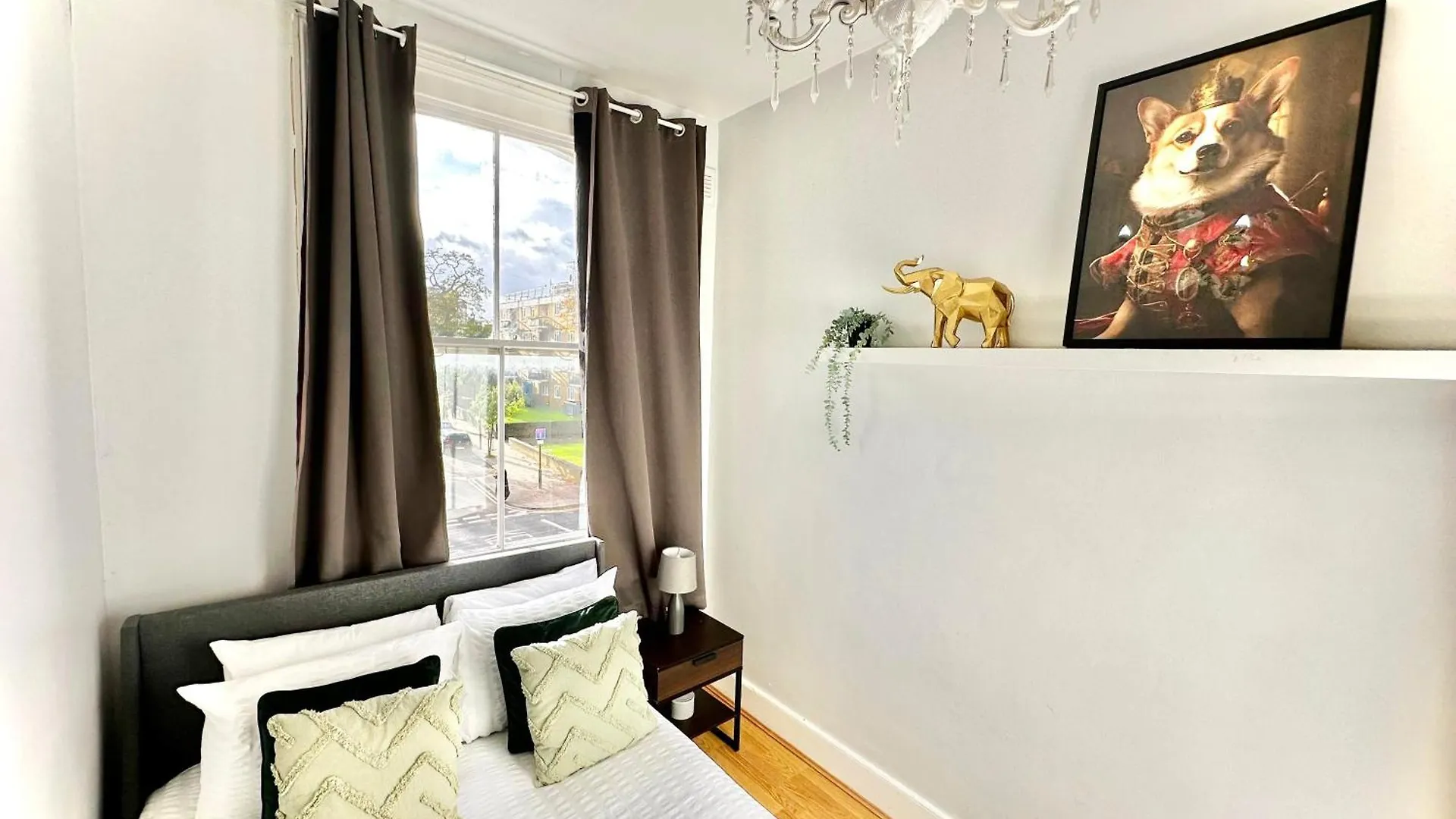 Enticing 2 Bedroom Flat With Mini-Garden In Hackney, Lower Clapton London Apartment