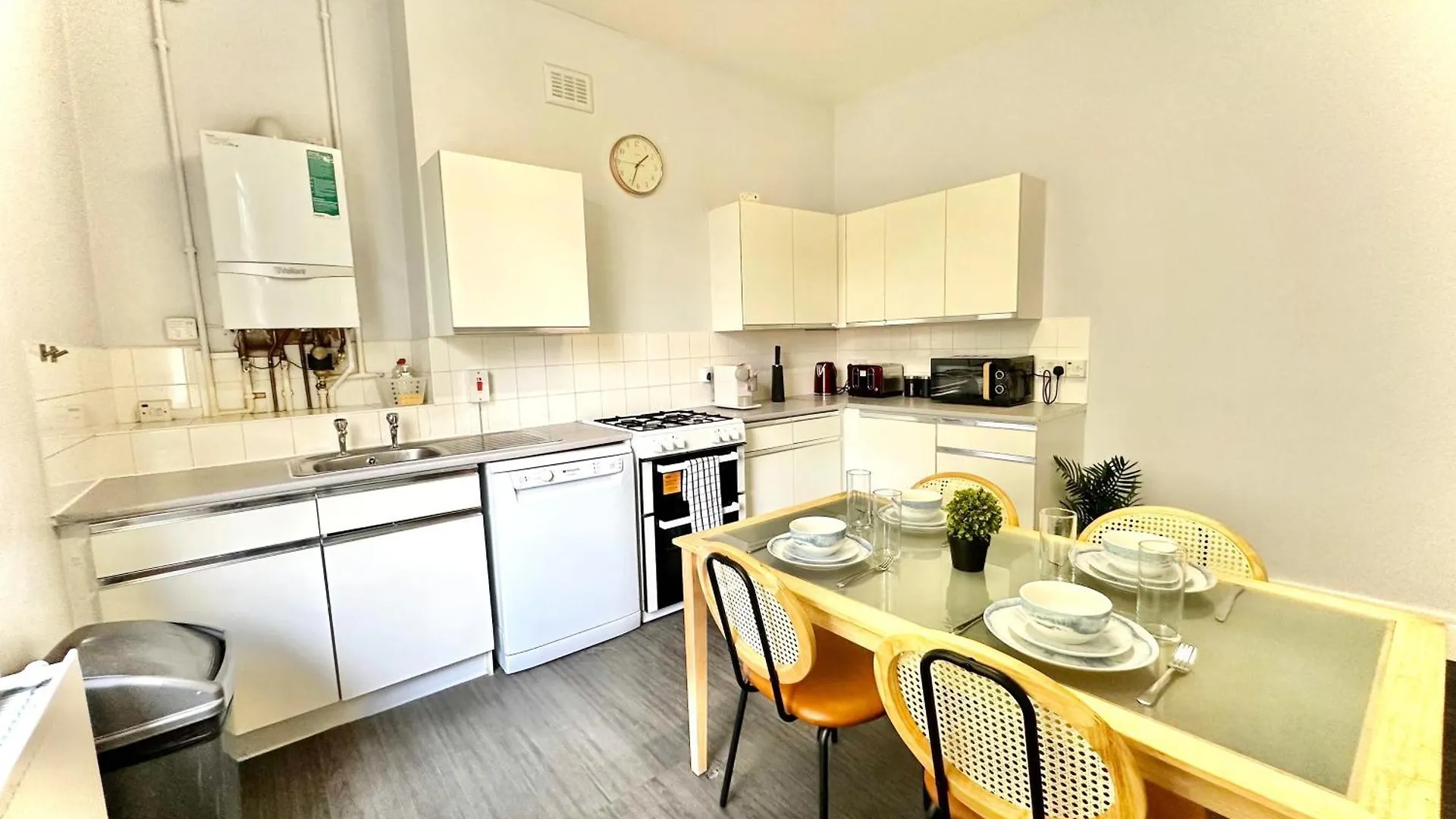 Enticing 2 Bedroom Flat With Mini-Garden In Hackney, Lower Clapton London 0*,