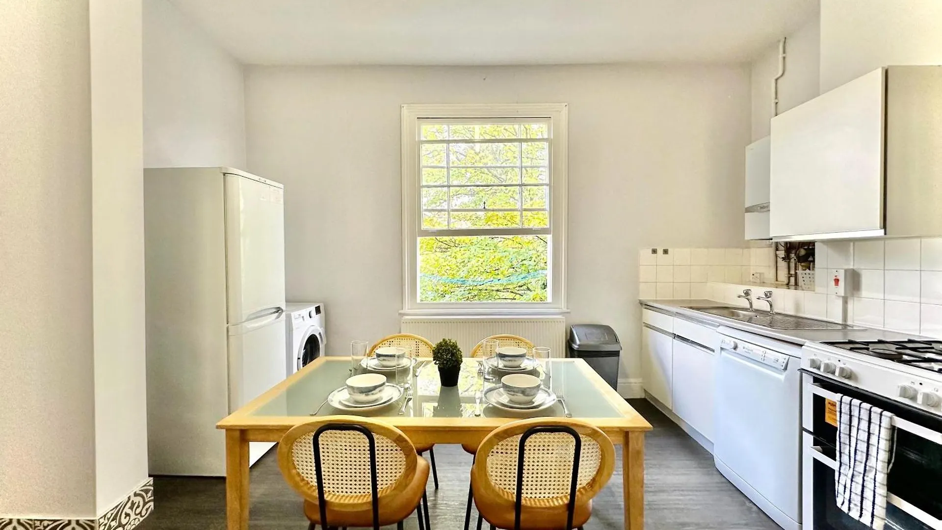 Apartment Enticing 2 Bedroom Flat With Mini-Garden In Hackney, Lower Clapton London United Kingdom