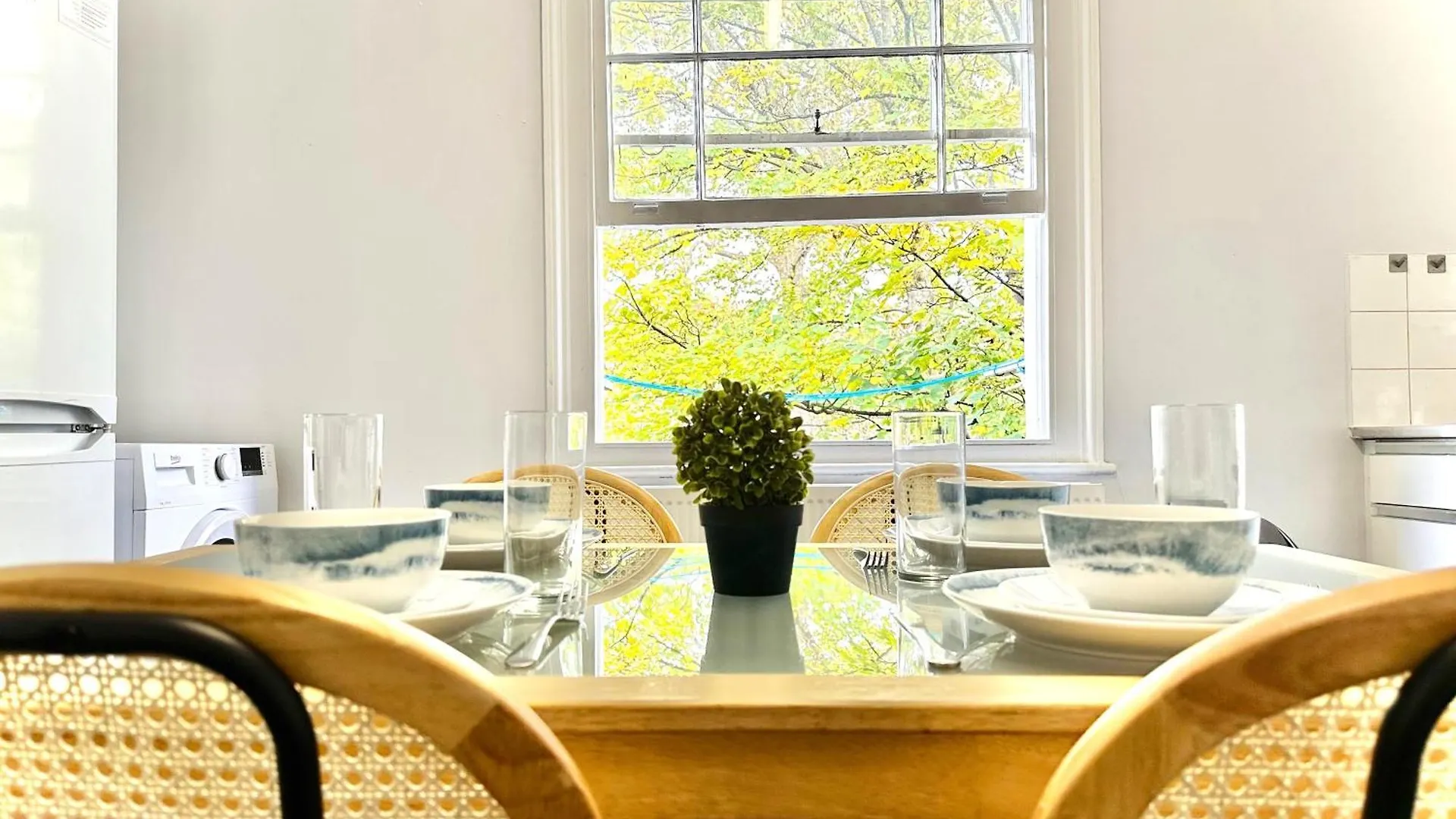 Enticing 2 Bedroom Flat With Mini-Garden In Hackney, Lower Clapton London
