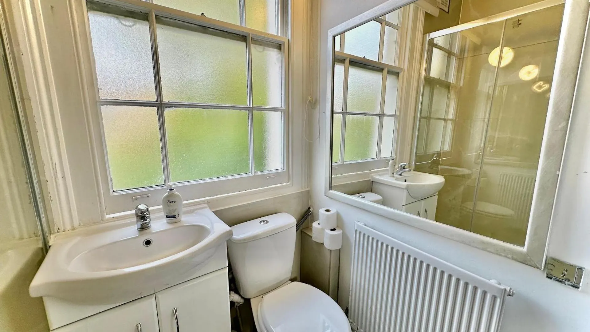 Apartment Enticing 2 Bedroom Flat With Mini-Garden In Hackney, Lower Clapton London United Kingdom