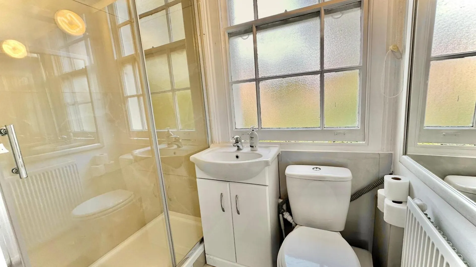 Enticing 2 Bedroom Flat With Mini-Garden In Hackney, Lower Clapton London 0*,  United Kingdom